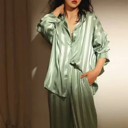 LÉORA – DAS GESTREIFTE PYJAMA-SET FÜR TRAUMHAFTE NÄCHTE & STILVOLLE RUHE